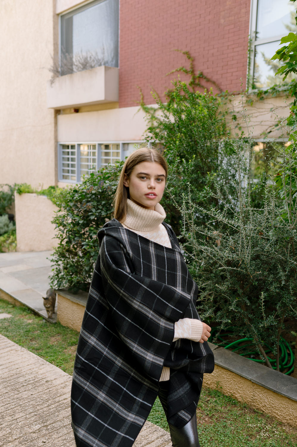 Πλεκτό Poncho με Κουκούλα